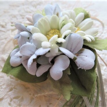 デージーとブルーのすみれ・コサージュ