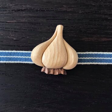 木の帯留め 組み木絵レリーフの「にんにく」（三分紐用）