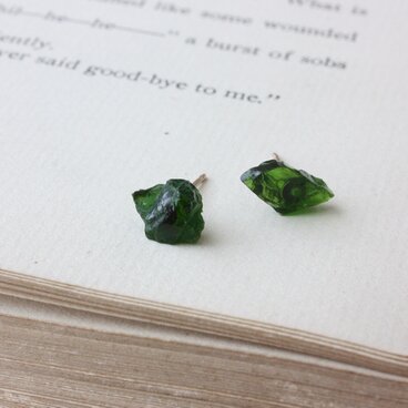 k14gf-クロムダイオプサイトの原石ピアス