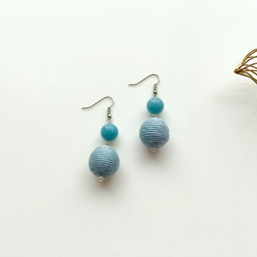 ライトブルーの糸巻きピアス