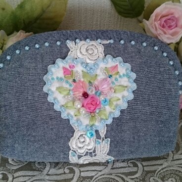 薔薇とハートの刺繍ポーチ（ブルーハート）