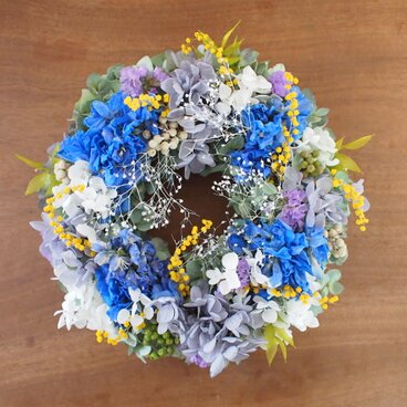 青いデルフィニュームと紫のリース