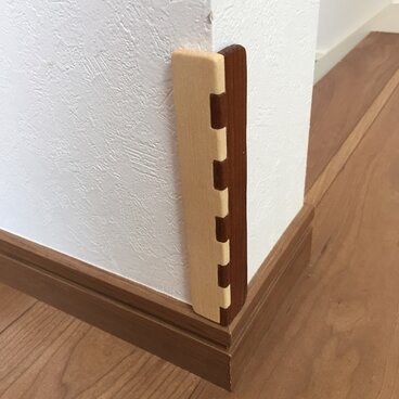 壁のコーナーガード 「まもるん」