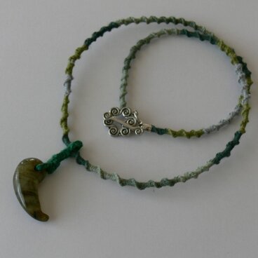 ラブラドライトのまがたま　麻編みのネックレス