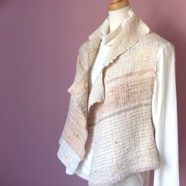 白の裂き織りベスト