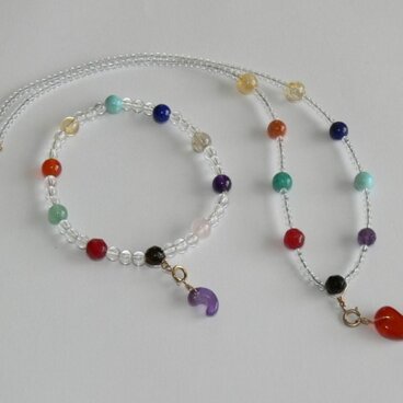 チャクラストーンネックレスと勾玉トップ