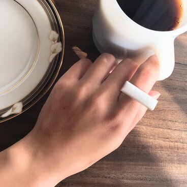 白いボーダータイルの指輪