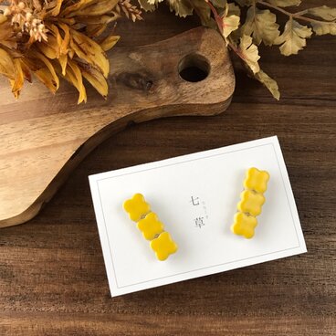 連なる彩りタイルのピアス【菜の花】