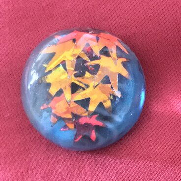 水辺に揺れるもみじのマグネット