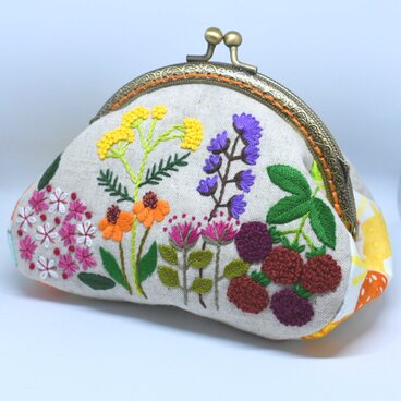 がま口ポーチ ベリーとお花たち(中)