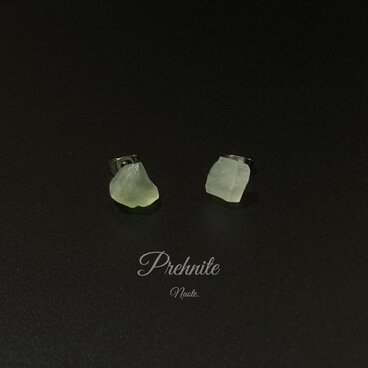 原石ピアス プレナイト