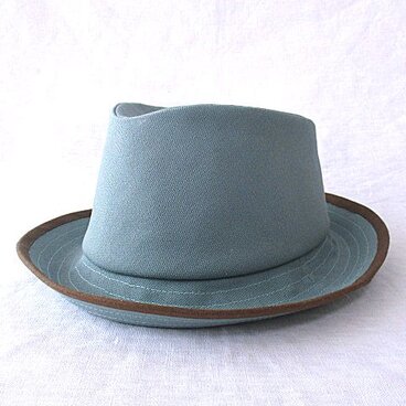 スモーキーブルーのクロッシェ