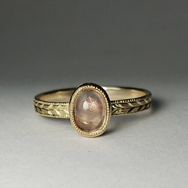 k10 オレゴンサンストーンの月桂樹彫りリング