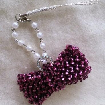 リボンモチーフのストラップ