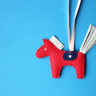 北欧生まれの幸せの馬　ダーラナホースのバッグチャーム　レッド×ホワイト