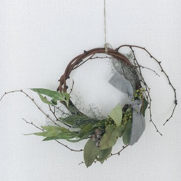 ストライプリボンとテトラゴナナッツのリース