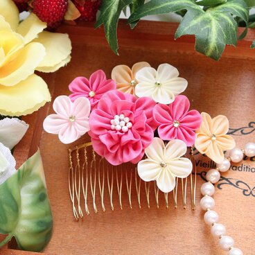 コーラルピンクと春色のひだつまみのコーム☆つまみ細工