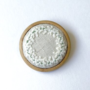 かすみ草のリース 木枠の刺繍ブローチ