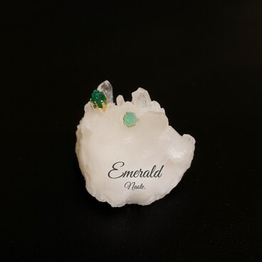 小さなピアス エメラルド