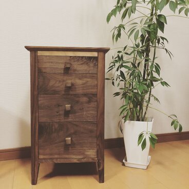 ウォールナット無垢材のスモールチェスト