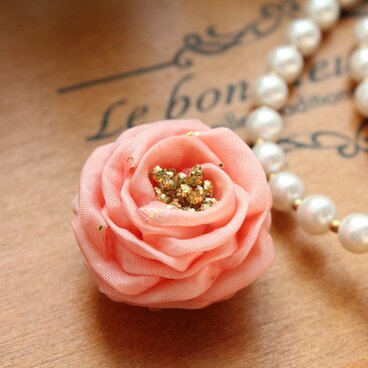 サーモンピンクの帯留め☆つまみ細工