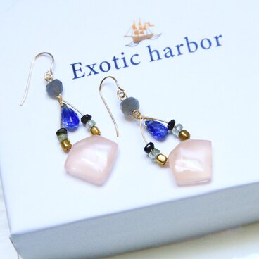 カイヤナイトとピンクカルセドニーのニューアンスカラーピアス【14kgf】