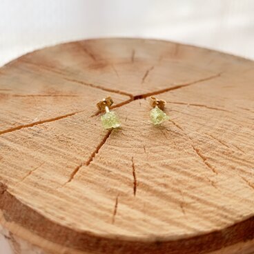 小さな原石ピアス ペリドット