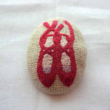 赤い靴　ブローチ