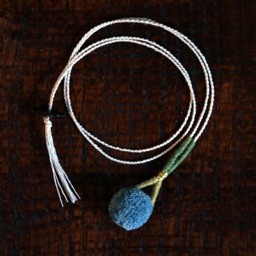 草木染め／自然素材／ポンポン首飾り