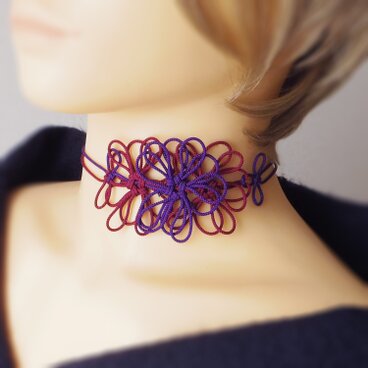 チョーカー「かのまなざし」（臙脂×紫）