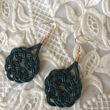 革紐結びのピアス