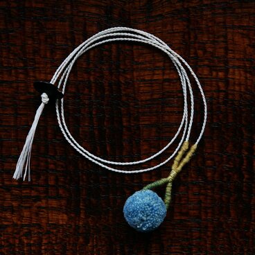 草木染め／自然素材／ポンポン首飾り