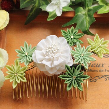 白ひだつまみとグリーンリーフのツンツンコーム☆つまみ細工