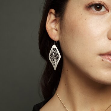 カラクサピアス 菱形 （ロジウムコーティング）イヤリング交換無料