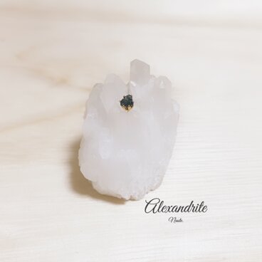 小さな原石ピアス アレキサンドライト（片耳）