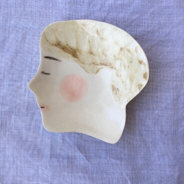 女の子皿（薄茶）