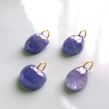 K18 タンザニア産タンザナイト チャーム  ラウンドスクエア