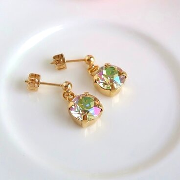 大粒スワロフスキーピアス・イヤリング「ルミナスグリーン」淡い緑とシャンパンゴールド　シンプルでエレガント