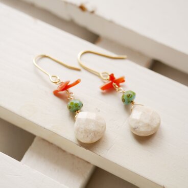 珊瑚＆リバーストーンのナチュラルピアス／マロン