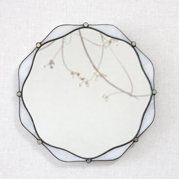 やわらかな花、白の鏡