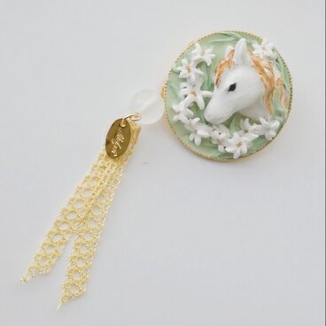 ユリと馬のブローチ