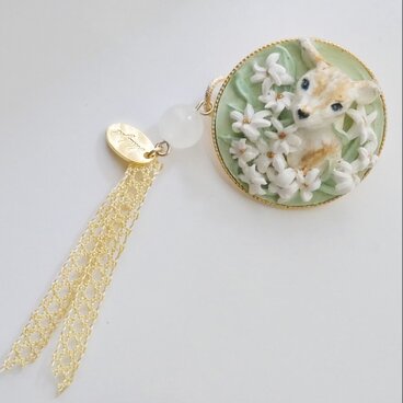 ユリと鹿のブローチ