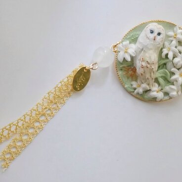 ユリとふくろうのブローチ