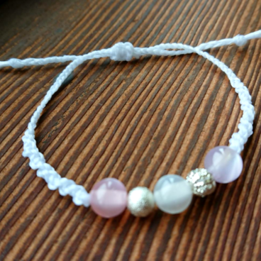 パステルカラーが可愛い左上ねじり結びのマクラメブレスレット