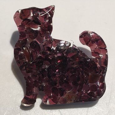 猫（ねこ）のブローチ（1月/天然石:ガーネット）１