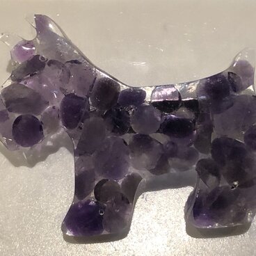 犬（いぬ/テリア）のブローチ（2月/天然石:アメジスト）