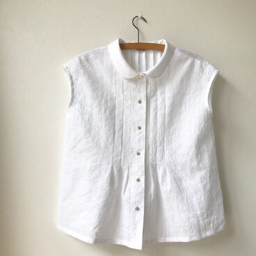 リネンレース生地のフレンチスリーブ 丸えりブラウス