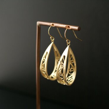 カラクサピアス（しずく・K18コーティング）イヤリング交換無料