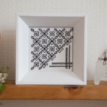 ブラックワーク刺しゅうのミニフレーム　【Lilas リラ】