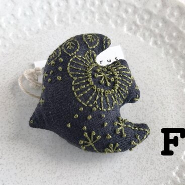 pukudori ブローチF・黒